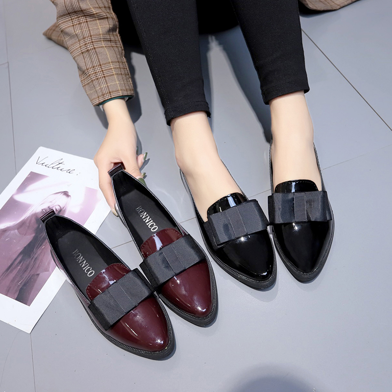 Women Shoes Heels - รองเท้าส้นเตี้ยหนังแก้วสีดำ/สีแดงไวน์ ปลายแหลม แบบสวม ประดับโบว์ รองเท้าลำลองอเนกประสงค์สำหรับใส่ในชีวิตประจำวันและธุรกิจ