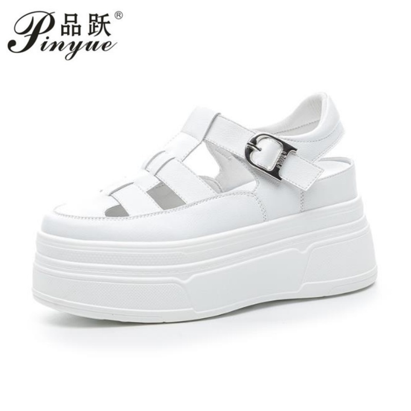 Wedge Heeled Sneaker - รองเท้าผู้หญิงหนังวัวแท้แบบกลวง 8.5 ซม. รองเท้าผ้าใบส้นตึกแบบซ่อน ส้นสูง รองเท้าแตะรัดส้นสำหรับฤดูร้อน