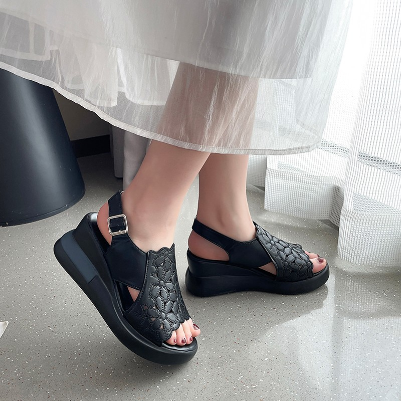 Wedge Heeled Sneaker - รองเท้าส้นตึกแฟชั่นสำหรับผู้หญิงปี 2026: รองเท้าส้นสูงแบบแพลตฟอร์มสุดหรู