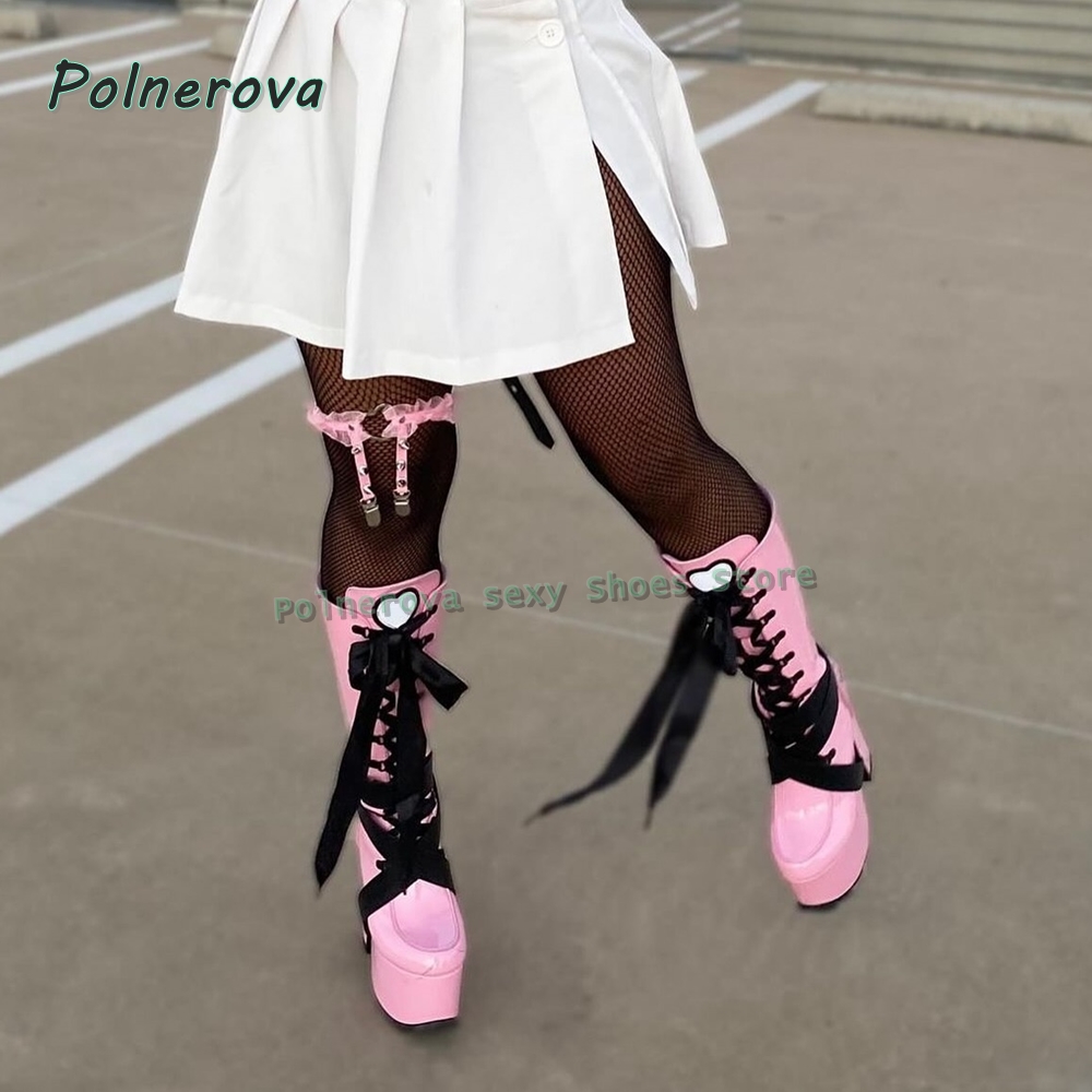 Wedge Heeled Sneaker - รองเท้าบูทส้นตึกสีชมพูสำหรับผู้หญิง แบบผูกเชือก ปลายมน แต่งลายปะติดโบว์รูปหัวใจ สไตล์โกธิค พังก์