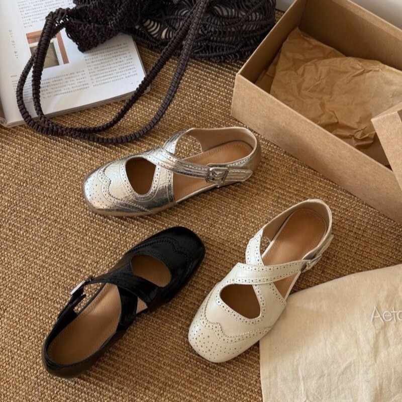 Women Shoes Elegant - รองเท้าส้นเตี้ยแบบแมรี่เจนลายดอกไม้สไตล์เรโทร สายรัดไขว้แบบหัวเข็มขัด ดีไซน์โปร่ง ทันสมัย สวมใส่ง่าย หัวรองเท้าทรงกลม