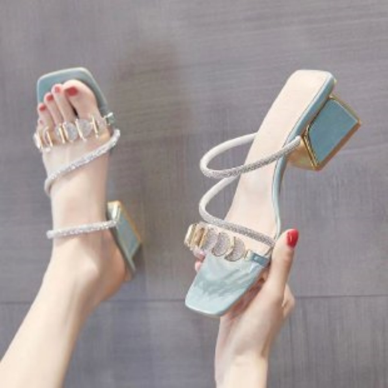 Clear Strap Heel - รองเท้าแตะรัดส้นแบบใสประดับเพชรสำหรับผู้หญิง สไตล์ลำลอง ส้นเตี้ย ส้นเหลี่ยม