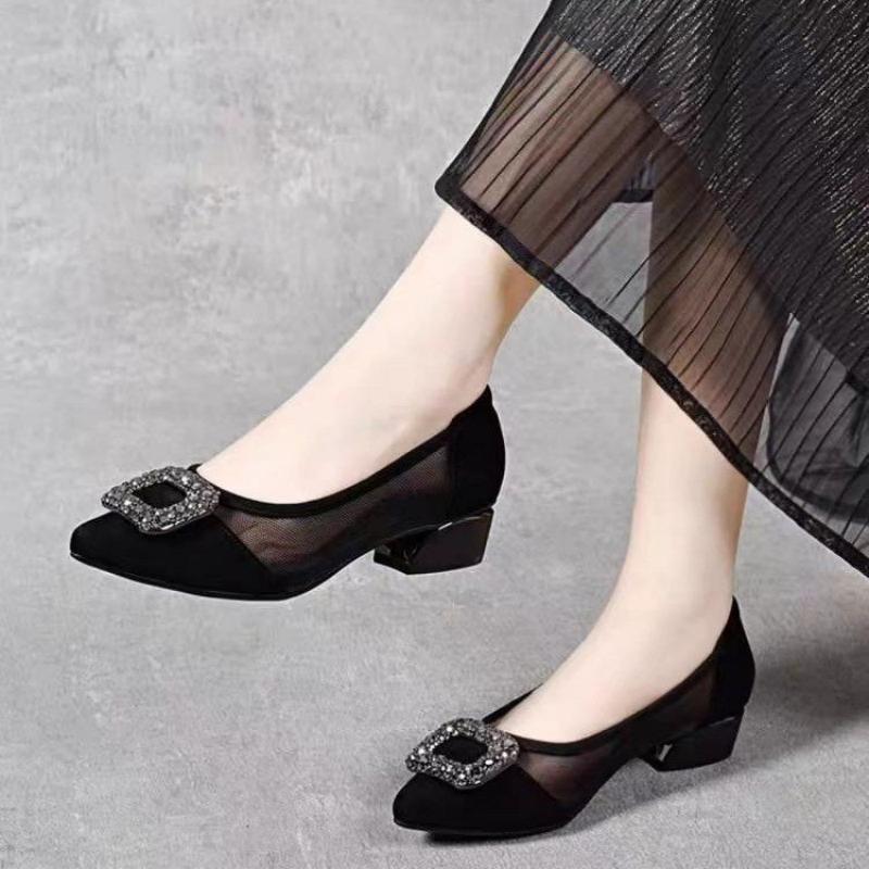 Women Shoes Heels - รองเท้าส้นบล็อกหัวแหลมแบบตาข่าย ดีไซน์หรูหรา ประดับหัวเข็มขัดสี่เหลี่ยมเพชรเทียม รองเท้าทรงเตี้ย ระบายอากาศได้ดี เหมาะสำหรับใส่ทำงานสำหรับผู้หญิง