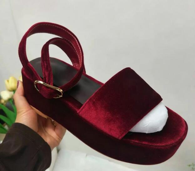 รองเท้าส้นเตารีดแบบเปิดนิ้วเท้ - Wedge Heeled Sneaker บทวิจารณ์และราคา