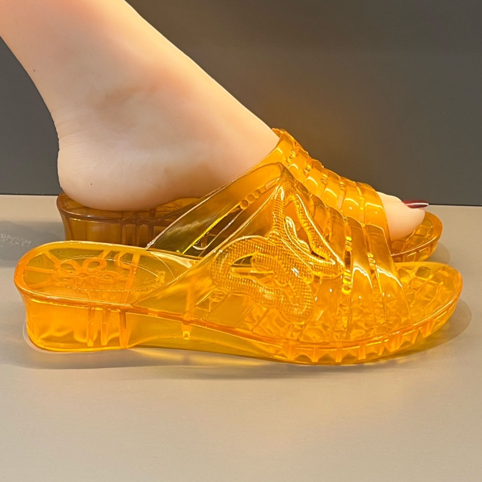 รองเท้าส้นเตารีดแบบเจลลี่สีม่ว - Wedge Heeled Sneaker บทวิจารณ์และราคา
